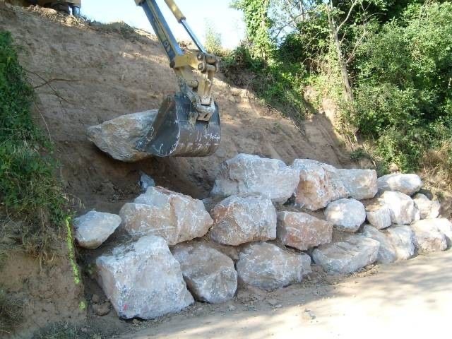 Mur en enrochement avec gros blocs de pierre