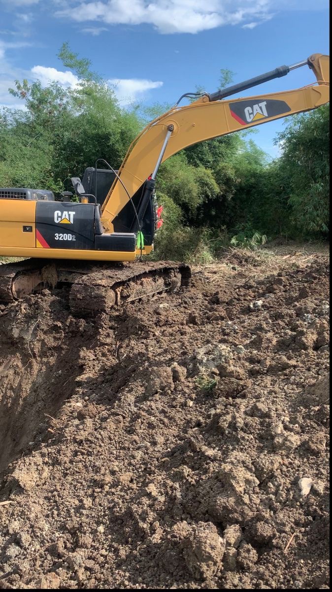 Pelle CAT 320D2 en chantier de terrassement